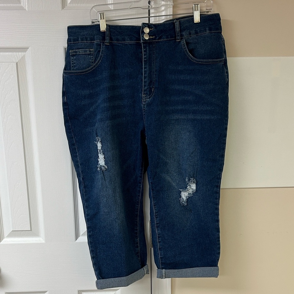 SHEIN Curve Capri Distressed Jeans